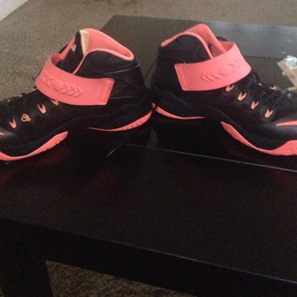 Shoes - Picture 2 of 4