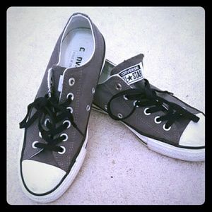 Gray and white converse low tops