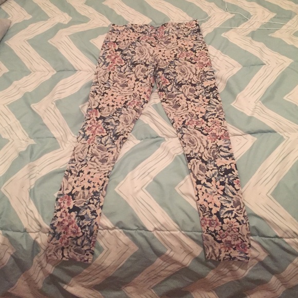 American Eagle Outfitters Pants - Floral print leggings.