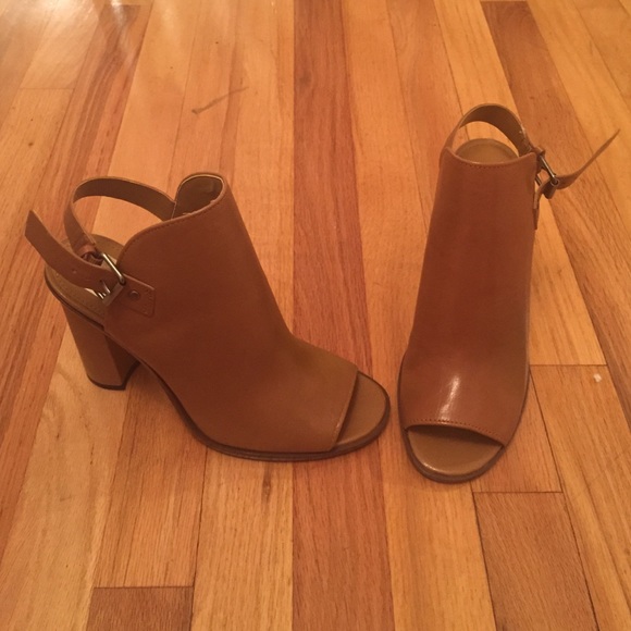 Thick heeled shoes