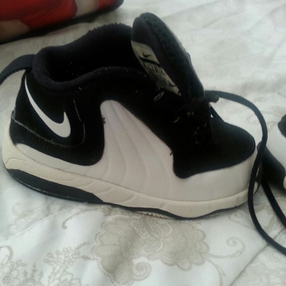 Toddler black white nike