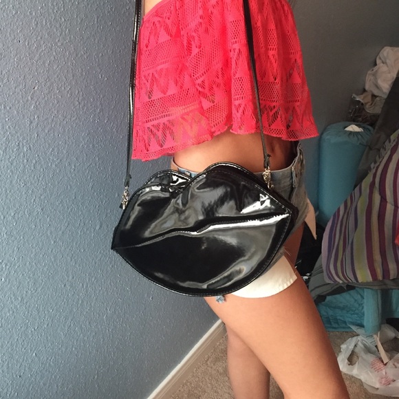 Black lip shaped purse