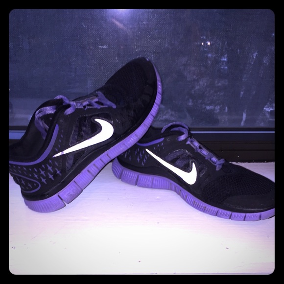 Women's Nike black/purple shoe- size 6