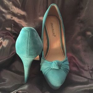 Almond toe Turquoise heels w/ front knot detail.