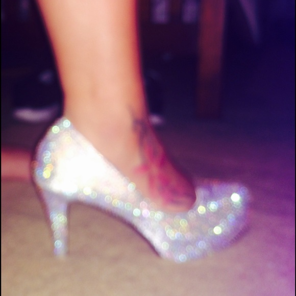 Velcans studded Heels - Picture 3 of 4