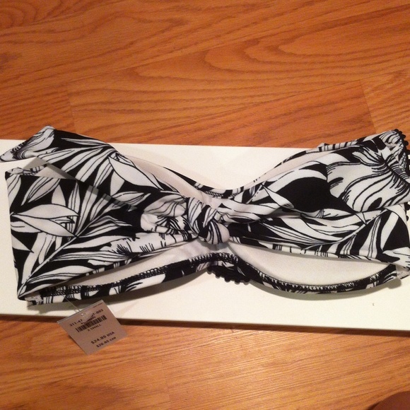 Hollister ruffle swim top - Picture 2 of 2