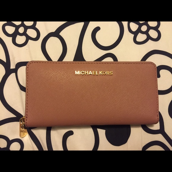 ‼️RESERVED‼️ MICHAEL KORS JET SET TRAVEL WALLET