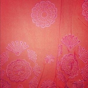 Lightweight and embroidered GAP top