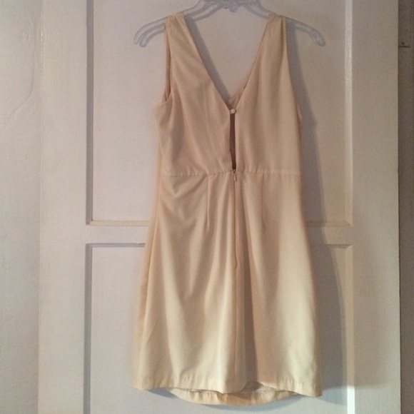 Cream colored short dress - Picture 2 of 4