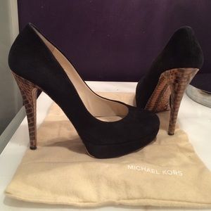 Kors Michael kors black suede pumps