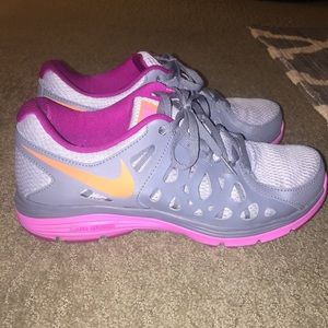 Like new!! Nike Dual Fusion Shoes women's 9.5