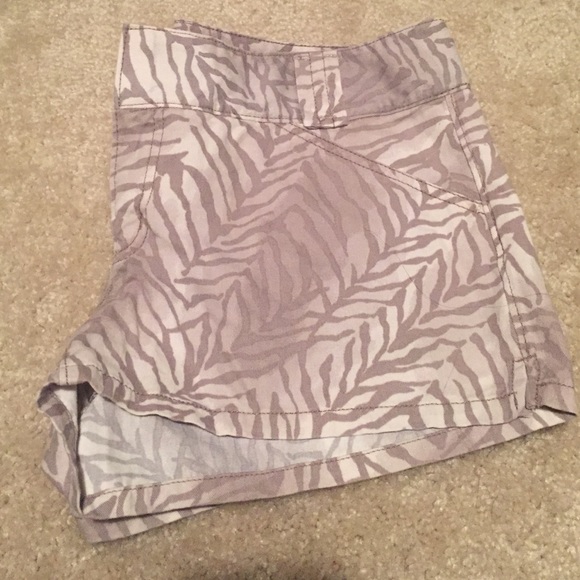 🚫🚫 sold Express grey zebra print shorts size 12 - Picture 3 of 4