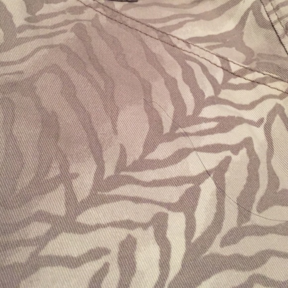 🚫🚫 sold Express grey zebra print shorts size 12 - Picture 4 of 4