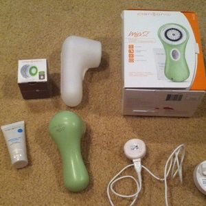 Clarisonic Mia 2 facial sonic cleaning brush!