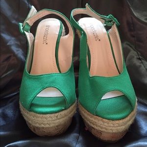 Kelly green, peep toe, sling back wedges