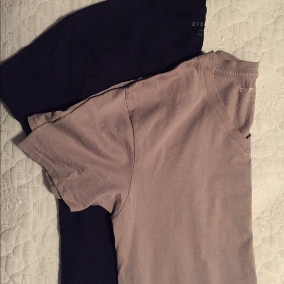 Everlane men's V neck T shirt.  Grey. - Picture 3 of 3