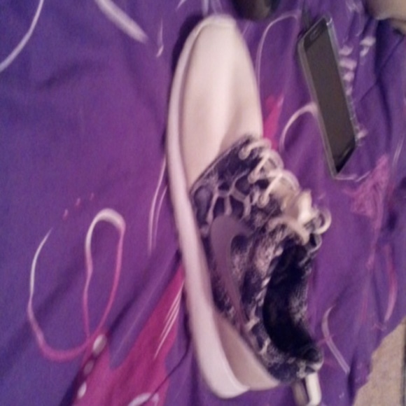 Shoes - Picture 2 of 4