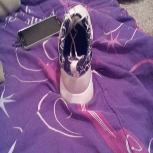 Shoes - Picture 3 of 4