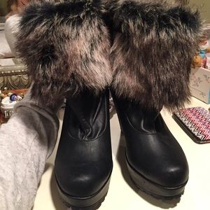Black booties with fake fur