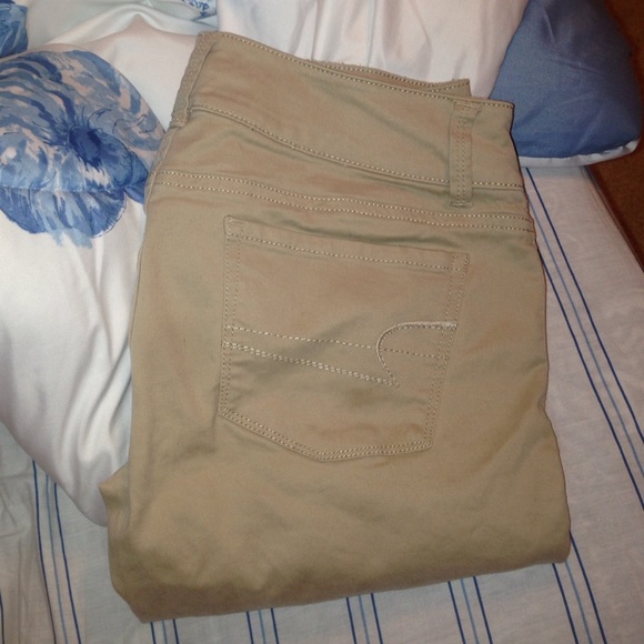 COLOR: VINTAGE KHAKI
American Eagle Jeans