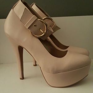 Nude pumps
