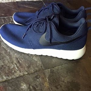 MENS size 8.5 NIKE ROSHES (price firm)