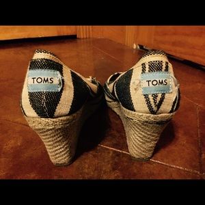 TOMS pumps