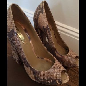 BCBGMAXAZRIA!!! BCBG SNAKESKIN PUMPS 🎊🎉