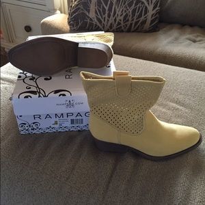NIB Rampage yellow cowboy boot