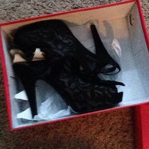 Lace pumps!