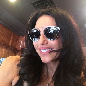 Meet your Posher, Gloria