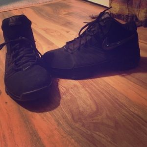 Black air Nike girl tennis shoe