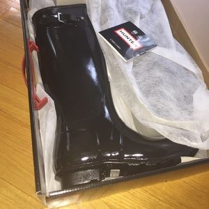 BRAND NEW IN BOX size 7 black gloss hunter boots