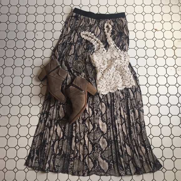 GORGEOUS Pleated satiny maxi.