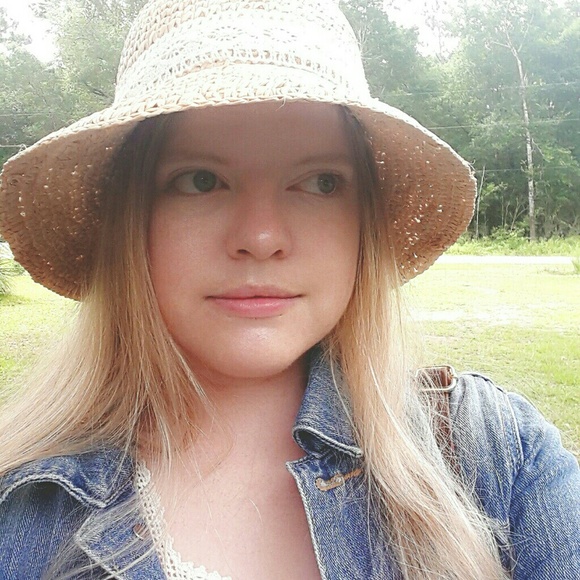 Meet your Posher, Danielle - Picture 2 of 2