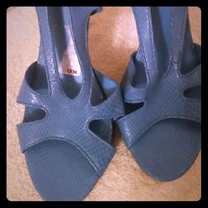 Open toe, turquoise heels.