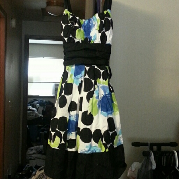 Absolutely gorgeous dress! Size 7