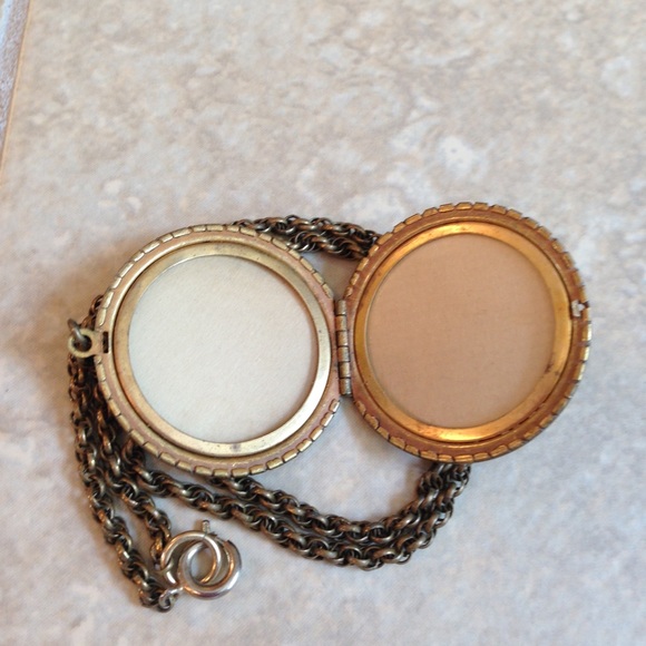 Vintage Miriam Haskell locket - Picture 2 of 3