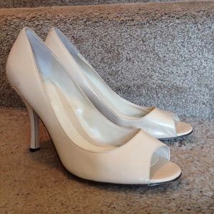 Gorgeous nude peep toe pumps