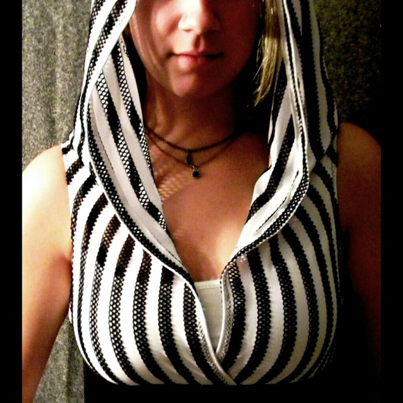Black and white knit crop top hoodie