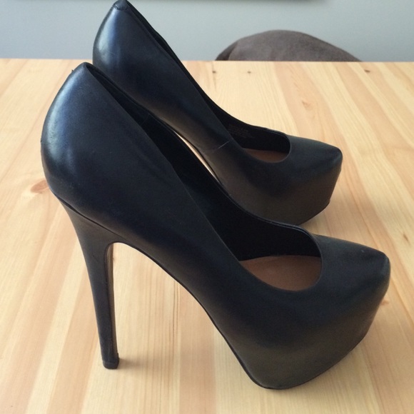 Black Steve Madden Platform Pumps