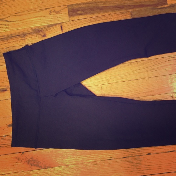 Lululemon wunder under II crop navy size 4