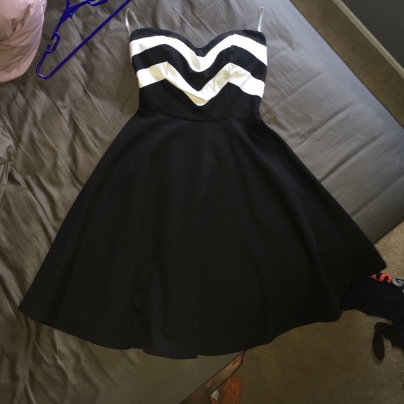 B&W STRAPLESS CHEVRON DRESS💙 - Picture 1 of 3
