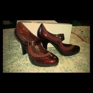 Closed toe 4 in high heel