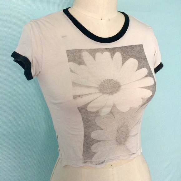 Brandy Melville Cropped Tee - Picture 2 of 2