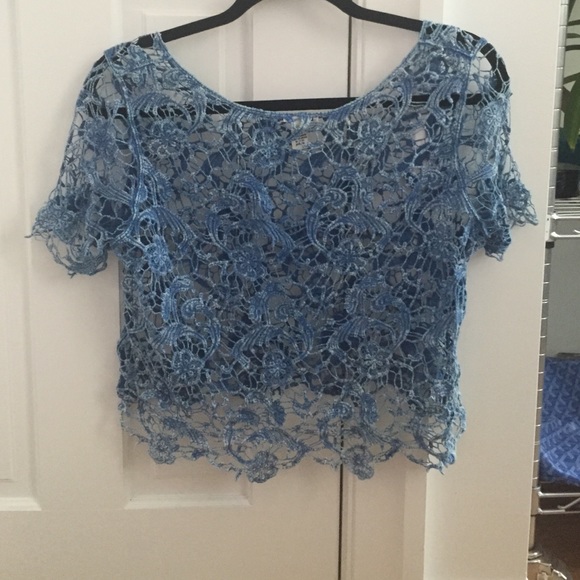 100 percent cotton lace top, slightly cropped fit - Picture 2 of 3