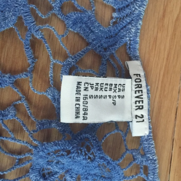 100 percent cotton lace top, slightly cropped fit - Picture 3 of 3