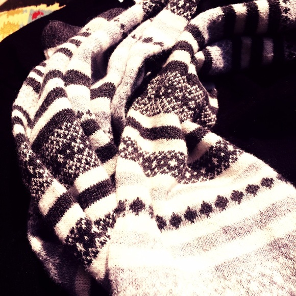 AMERICAN EAGLE Black, White & Gray Scarf - Picture 2 of 3