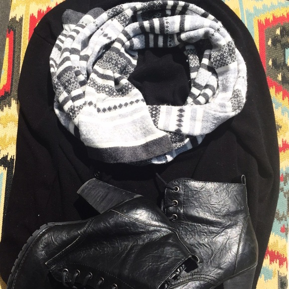 AMERICAN EAGLE Black, White & Gray Scarf - Picture 3 of 3