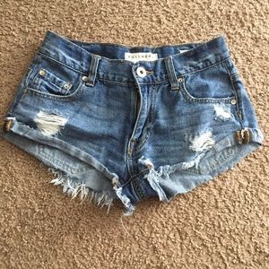 Bullhead cheeky slouch shorts from Pacsun